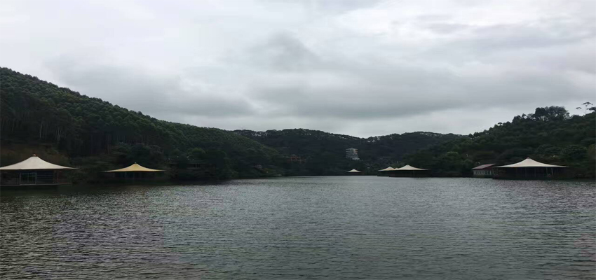 工業節能風扇核心團隊于景區乘船、觀賞山水